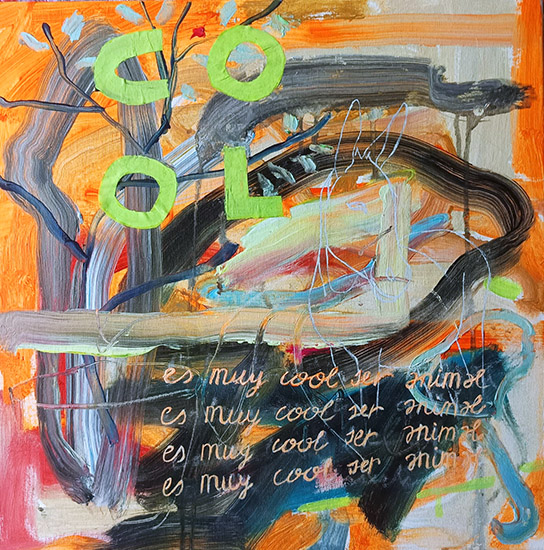 Esta pintura es una obra abstracta y expresiva, llena de color y textura.</p>
<p>Paleta de colores: Predominan los tonos cálidos como el naranja, el rojo y el amarillo, contrastados con pinceladas en negro, blanco, azul y toques de verde fosforescente.</p>
<p>Elementos gráficos:</p>
<p>En la parte superior se lee la palabra “COOL” en letras grandes, verdes y mayúsculas.</p>
<p>En la parte inferior, repetida cuatro veces con letra manuscrita blanca, aparece la frase “es muy cool ser animal”.</p>
<p>Trazos: Se observan pinceladas amplias, gestuales y libres, con superposiciones de colores que crean un efecto de movimiento y energía.</p>
<p>Composición: Hay formas orgánicas que recuerdan ramas o árboles, además de manchas que evocan la naturaleza.</p>
<p>En conjunto, la pintura transmite frescura, espontaneidad y un mensaje que mezcla lo urbano (“cool”) con lo natural (“ser animal”), celebrando quizá la autenticidad y lo instintivo.